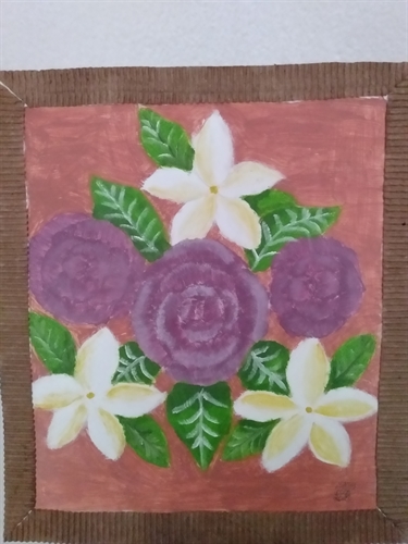 Rosas roxas e pequenas flores brancas