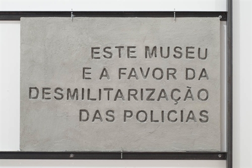 Este museu é a favor da desmilitarização das policias - da série Posicionamentos-Monumentos