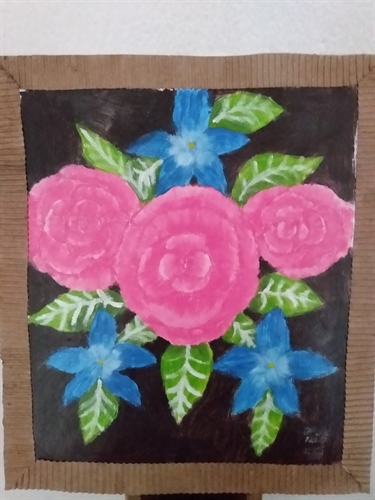 Rosas rosas e pequenas flores azuis