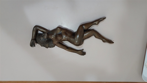 Escultura feminina em bronze: 