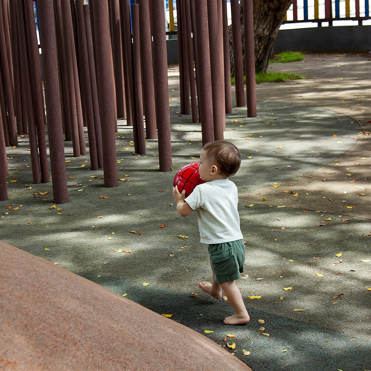 MENINO BRINCANDO COM BOLA